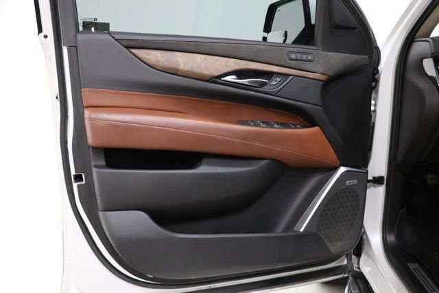 Used 2019 Cadillac Escalade ESV Luxury AWD/4WD image 16