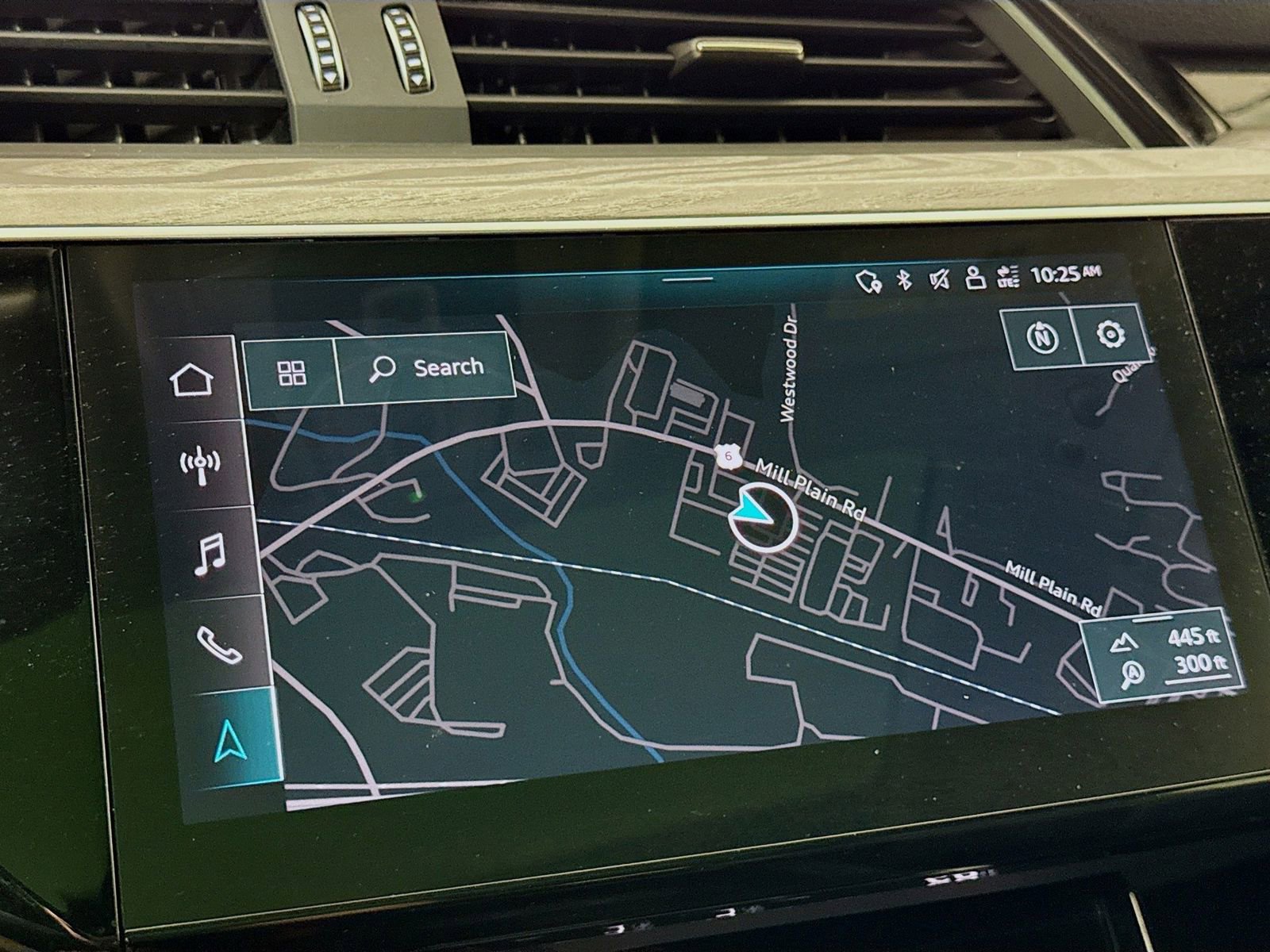 Used 2022 Audi e-tron Premium Plus image 18