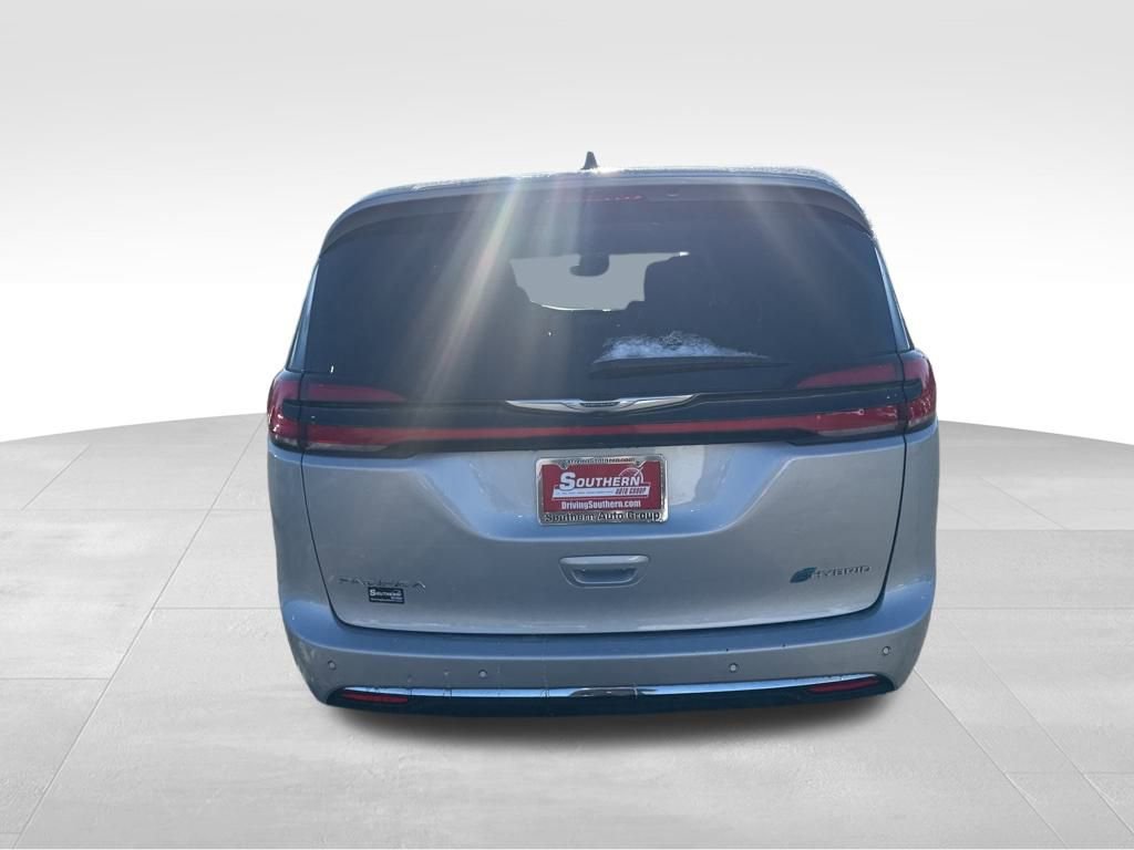 Used 2023 Chrysler Pacifica Touring-L image 4