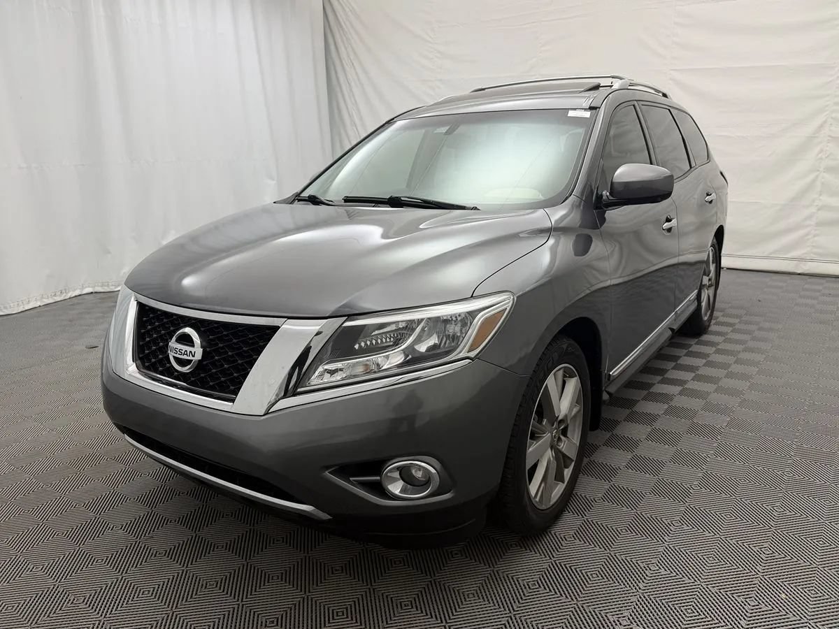 Used 2016 Nissan Pathfinder Platinum w/ Family Entertainment Package FWD image 2
