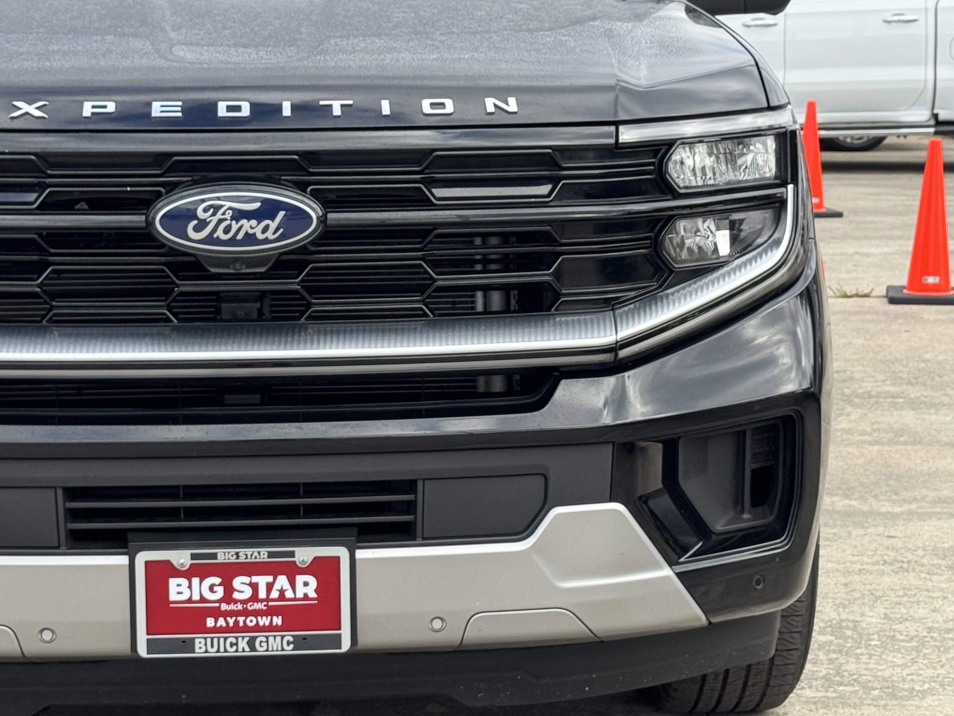 Used 2025 Ford Expedition Platinum AWD/4WD image 5