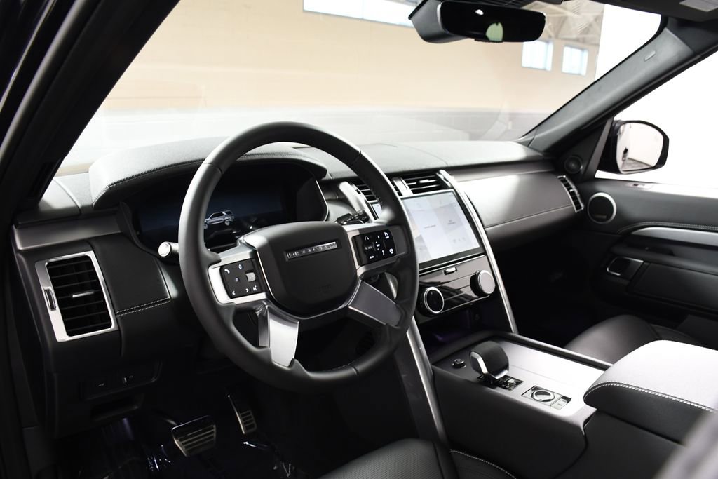 Certified 2025 Land Rover Discovery Dynamic SE image 12