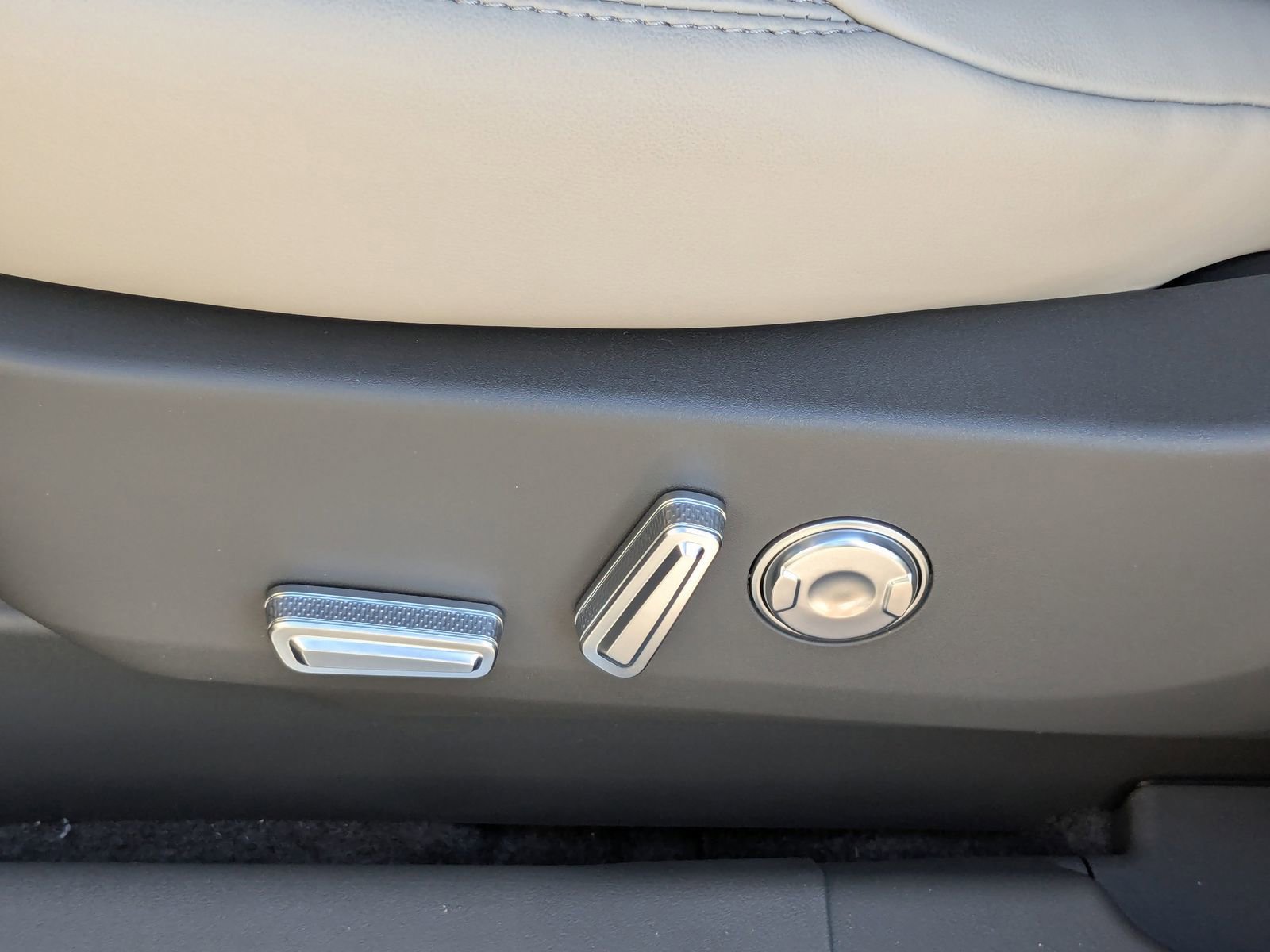 New 2025 Lincoln Nautilus Premier w/ Equipment Group 102A image 23