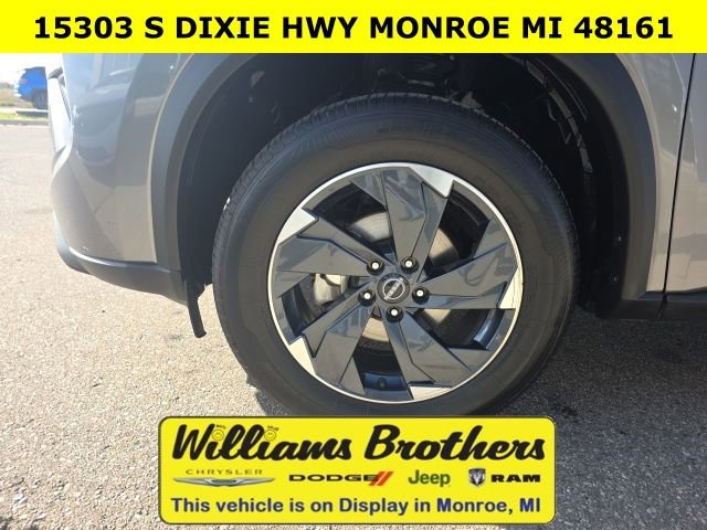 Used 2024 Nissan Rogue SV image 11