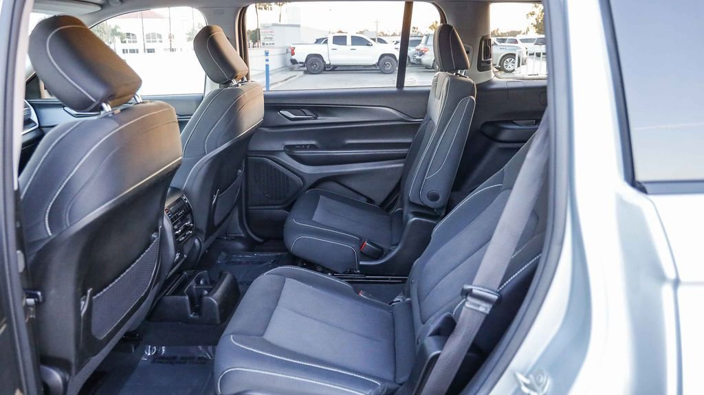 Used 2023 Jeep Grand Cherokee L Laredo image 19