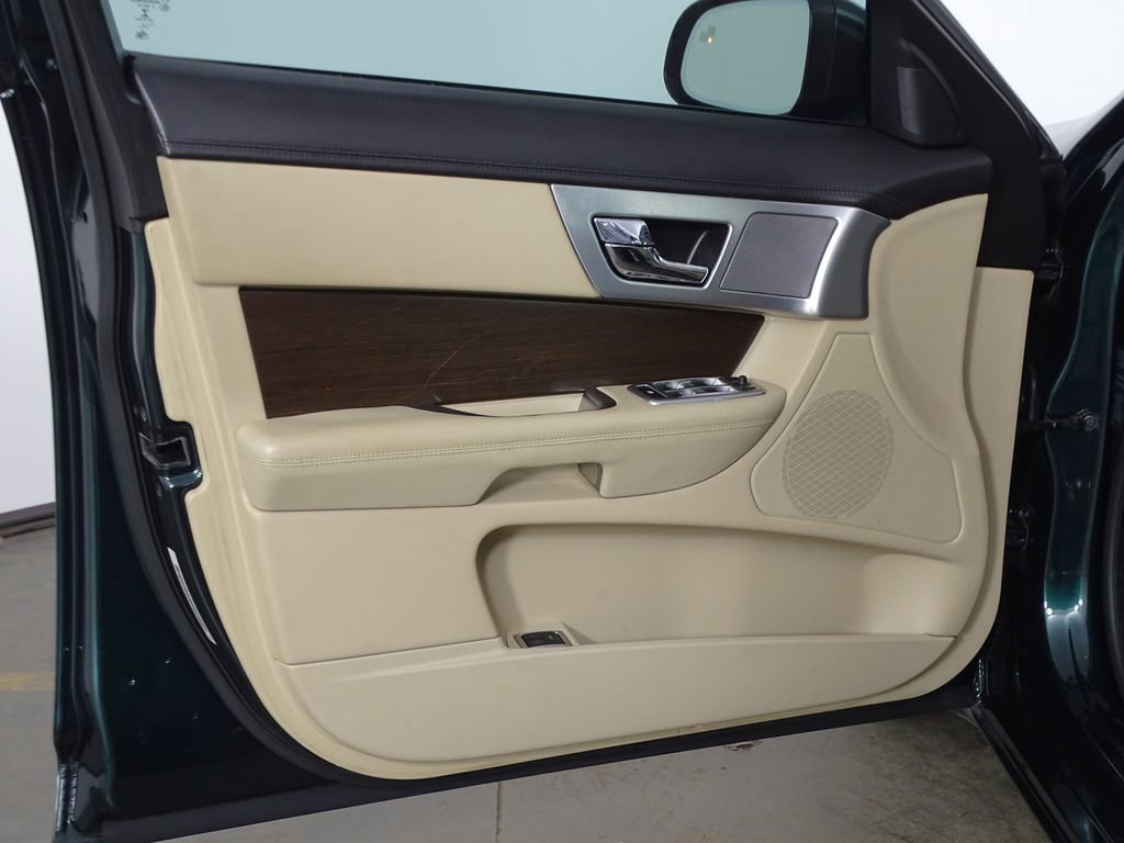 Used 2013 Jaguar XF image 13