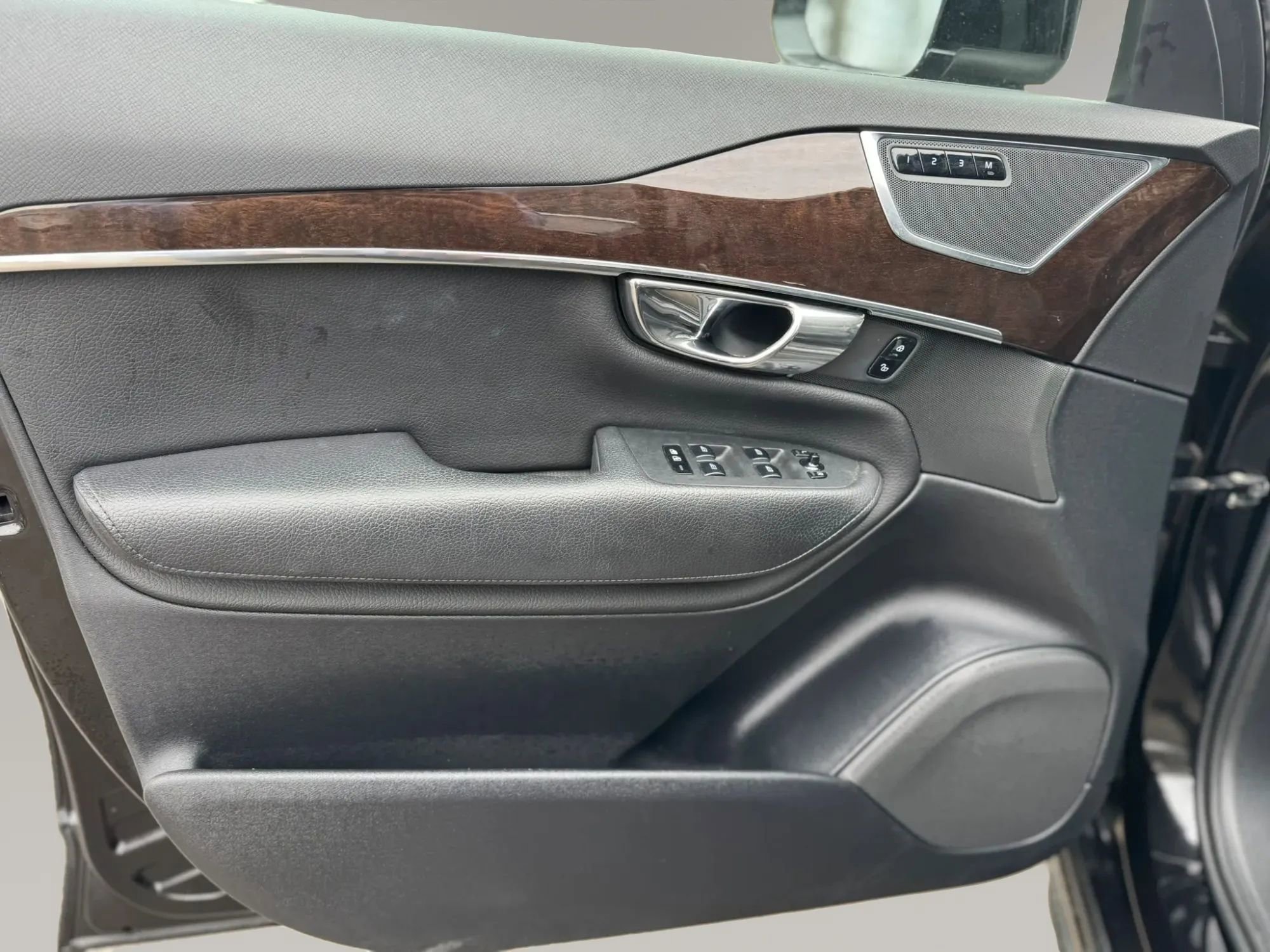 Used 2016 Volvo XC90 T5 Momentum image 9