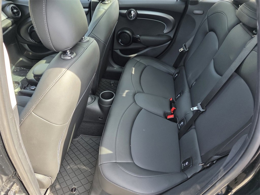 Used 2023 MINI Cooper 4-Door Hardtop image 16