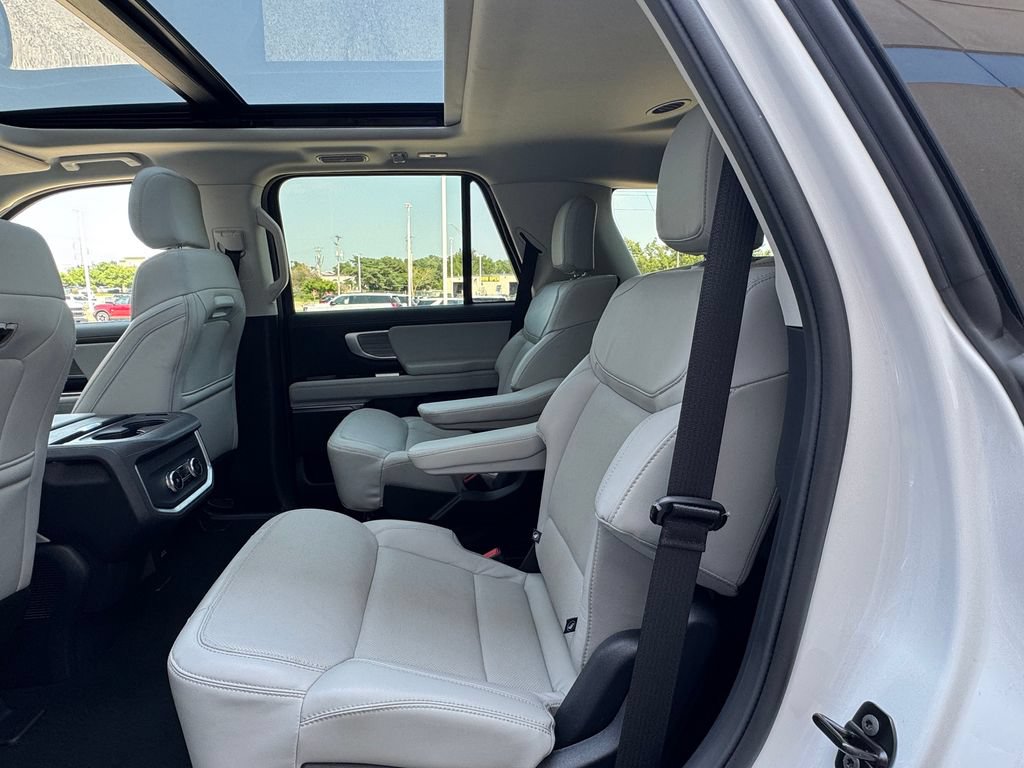 Used 2025 Ford Expedition Platinum AWD/4WD image 28