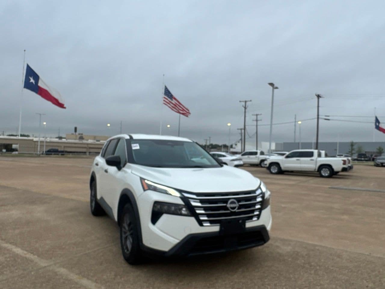 Used 2024 Nissan Rogue S AWD/4WD image 2