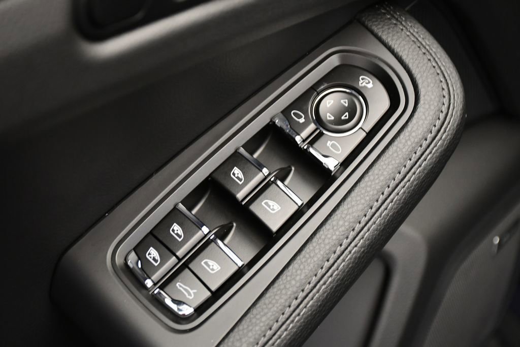 Certified 2025 Porsche Macan AWD/4WD image 36