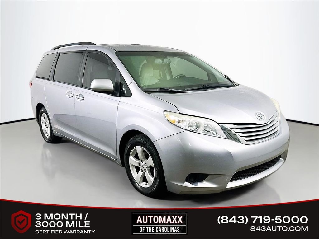 Used 2017 Toyota Sienna LE image 1