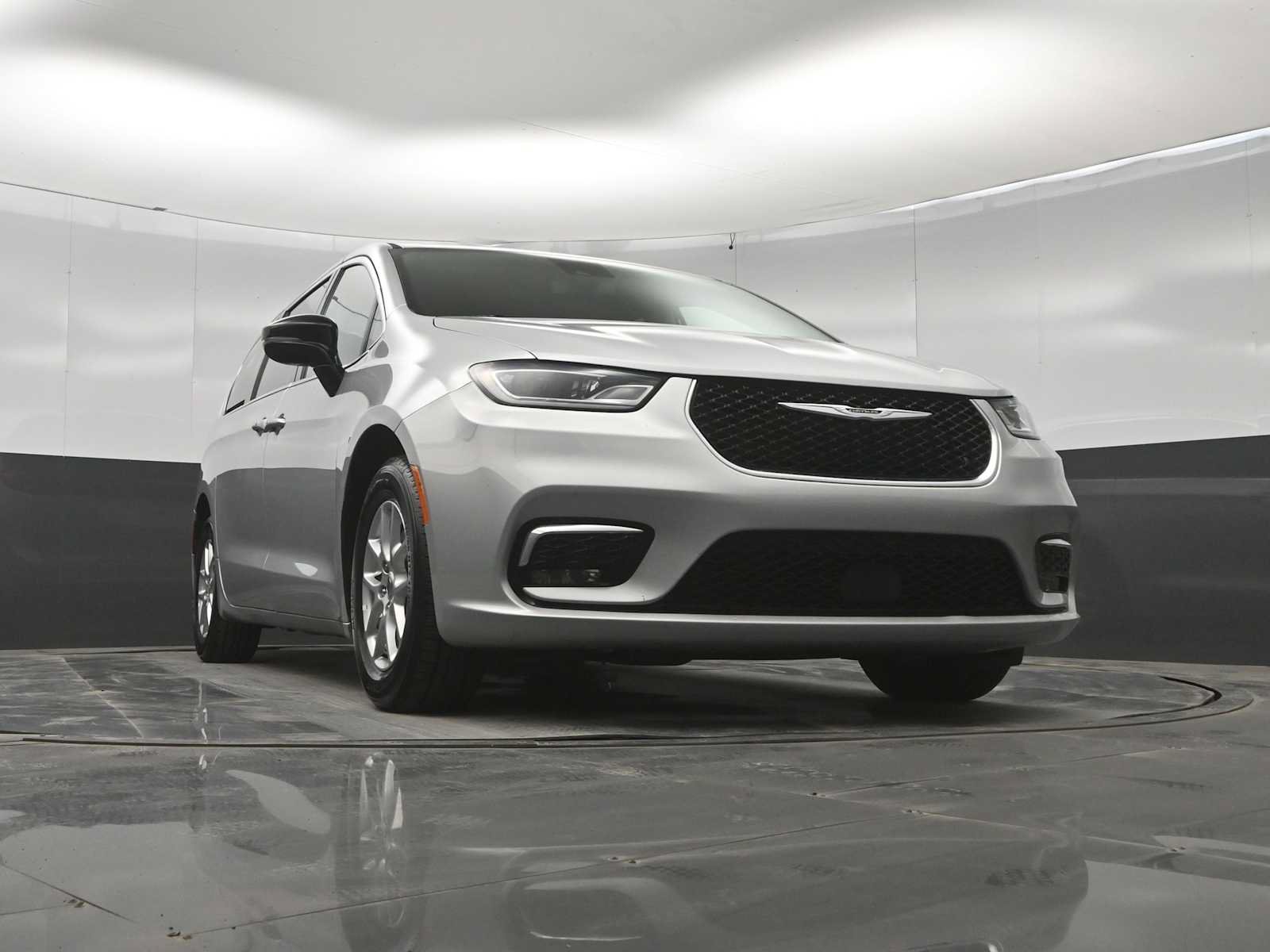 Used 2024 Chrysler Pacifica Touring-L FWD image 38