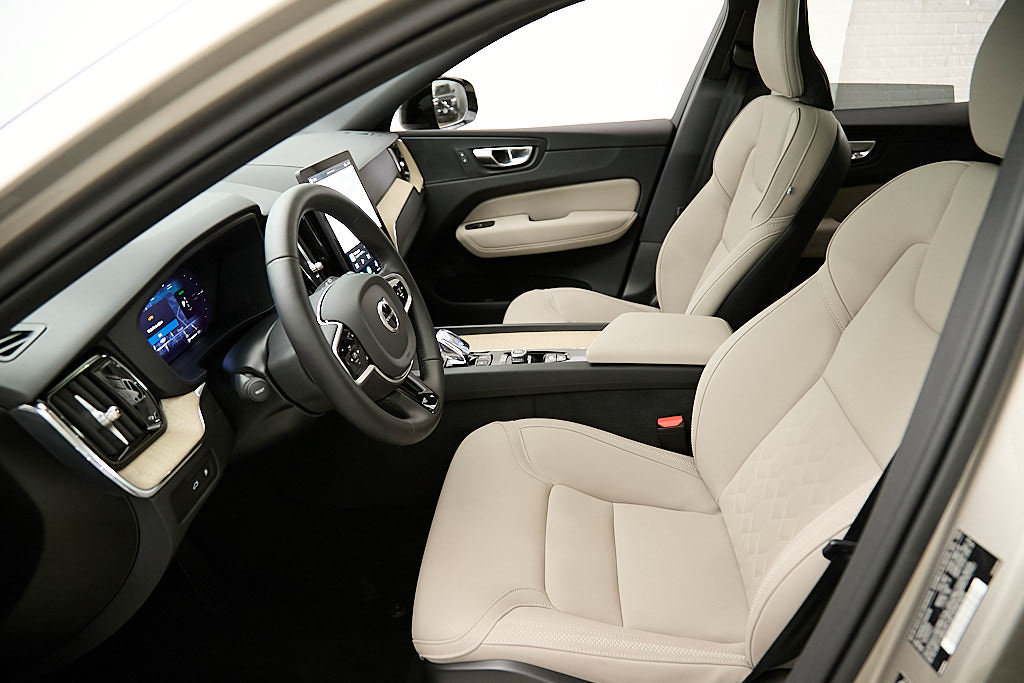 New 2026 Volvo XC60 T8 Plus w/ Protection Package Premier AWD/4WD image 17