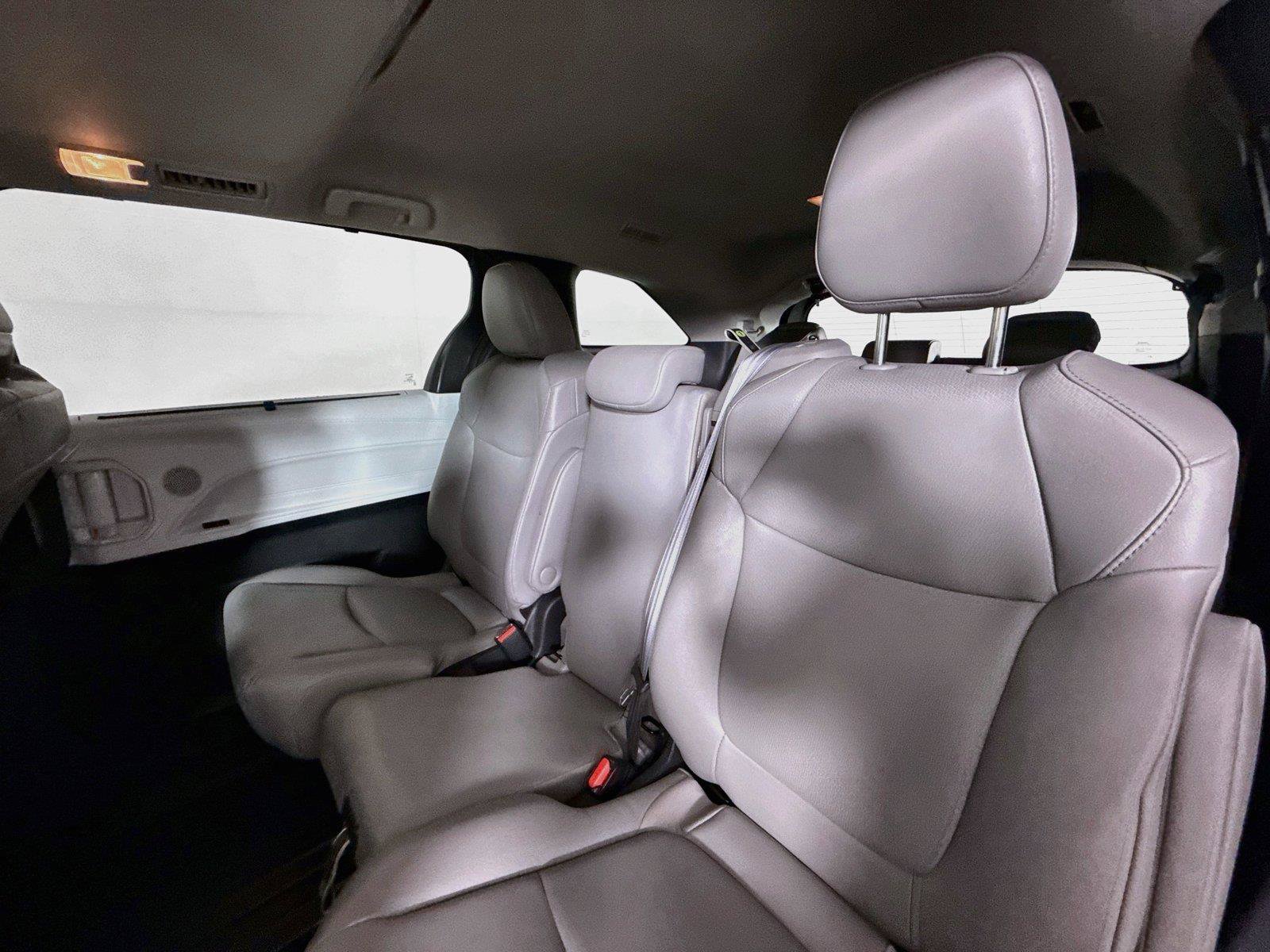 Certified 2025 Toyota Sienna XLE FWD image 30
