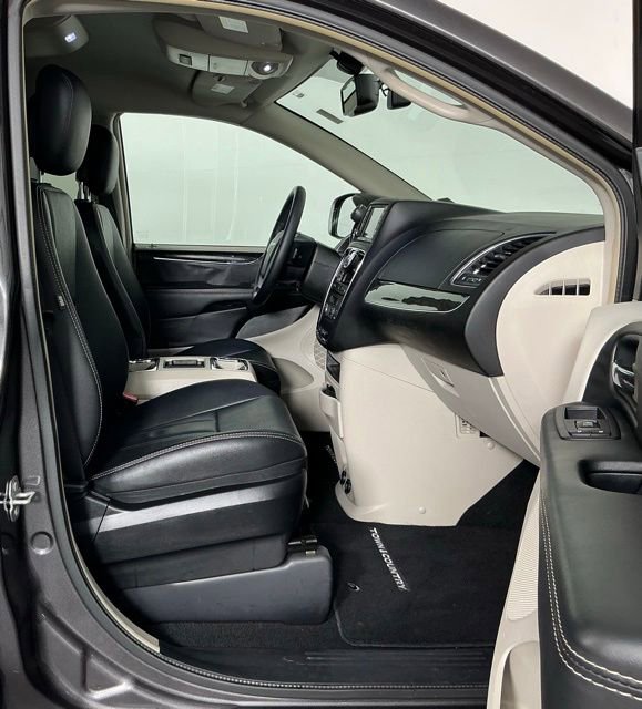 Used 2015 Chrysler Town & Country Touring w/ Driver Convenience Group FWD image 25