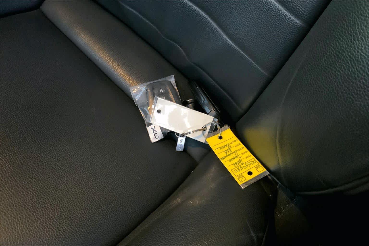 Used 2022 Toyota Highlander XLE AWD/4WD image 14