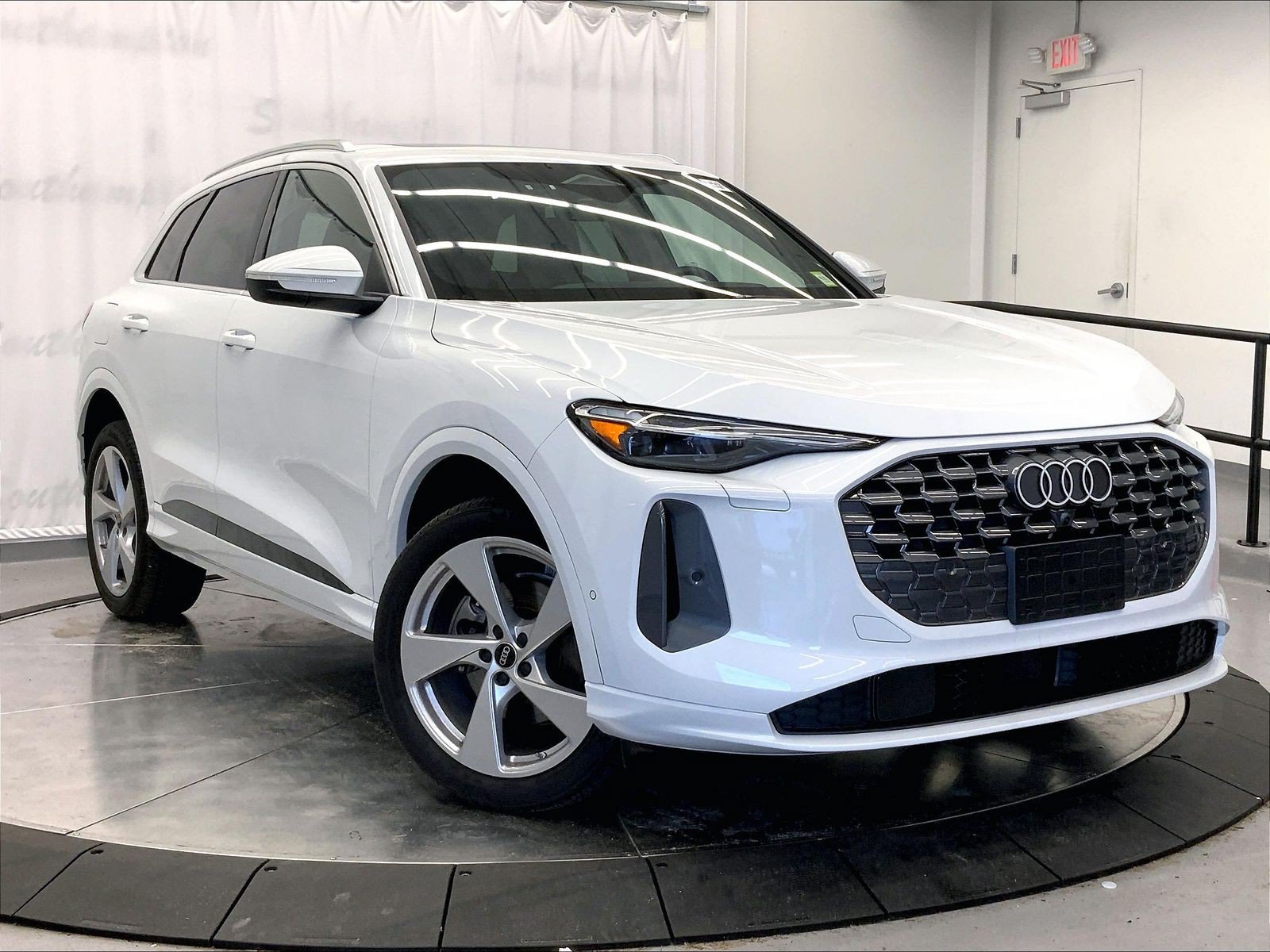 Used 2025 Audi Q5 Premium Plus w/ Premium Plus AWD/4WD image 1