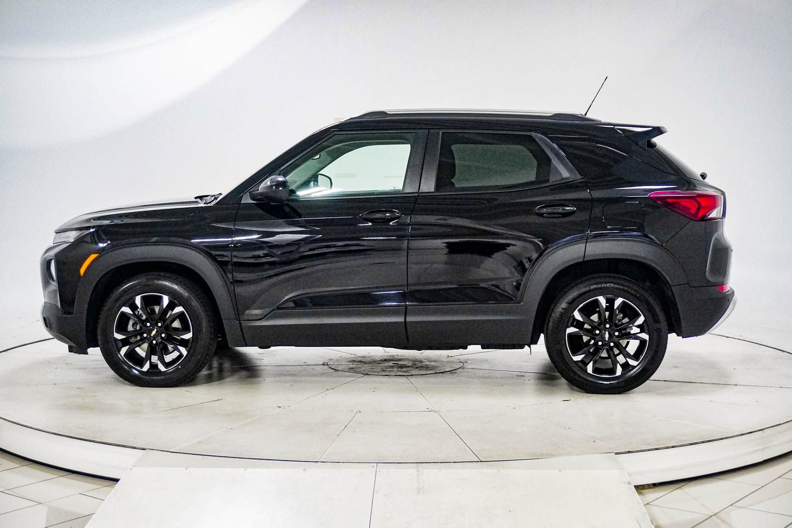 Used 2022 Chevrolet TrailBlazer LT w/ Convenience Package FWD image 4