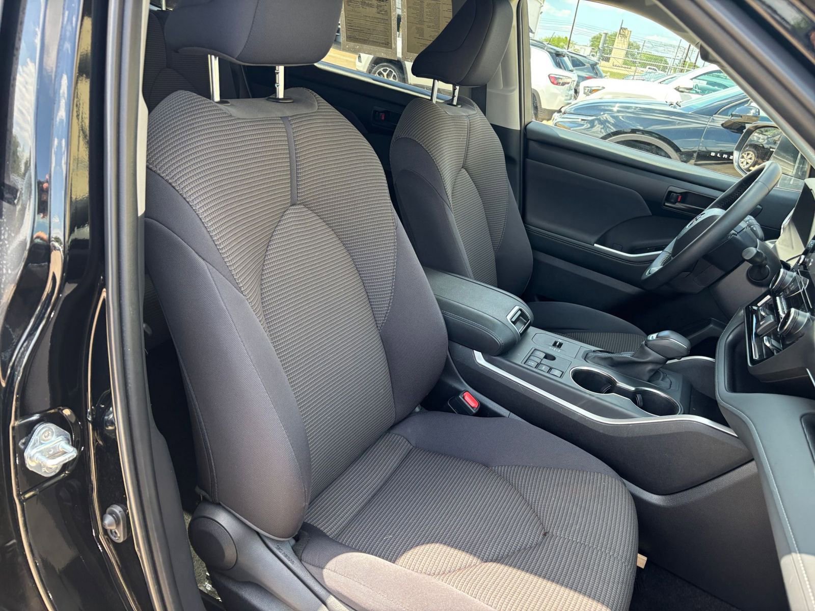 Used 2025 Toyota Highlander LE FWD image 38