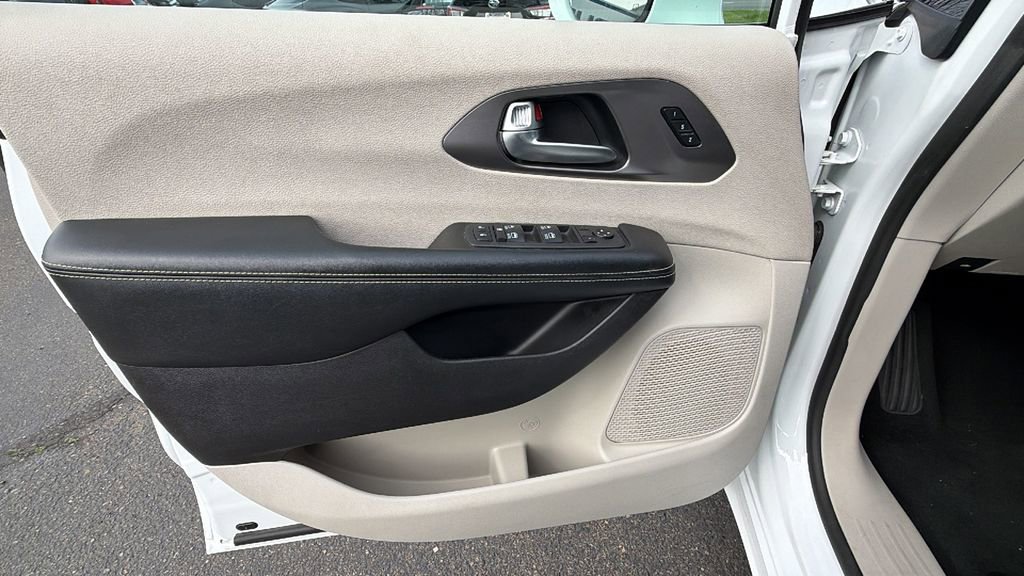 Used 2022 Chrysler Pacifica Touring-L w/ Uconnect Theater Family Group image 17