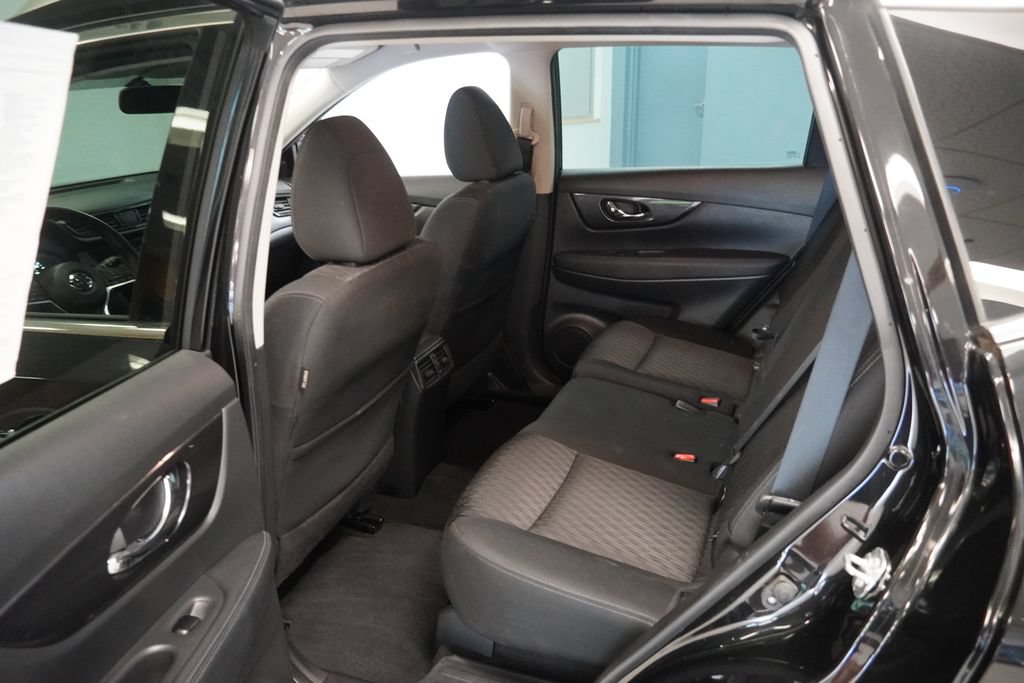 Used 2018 Nissan Rogue SV AWD/4WD image 18