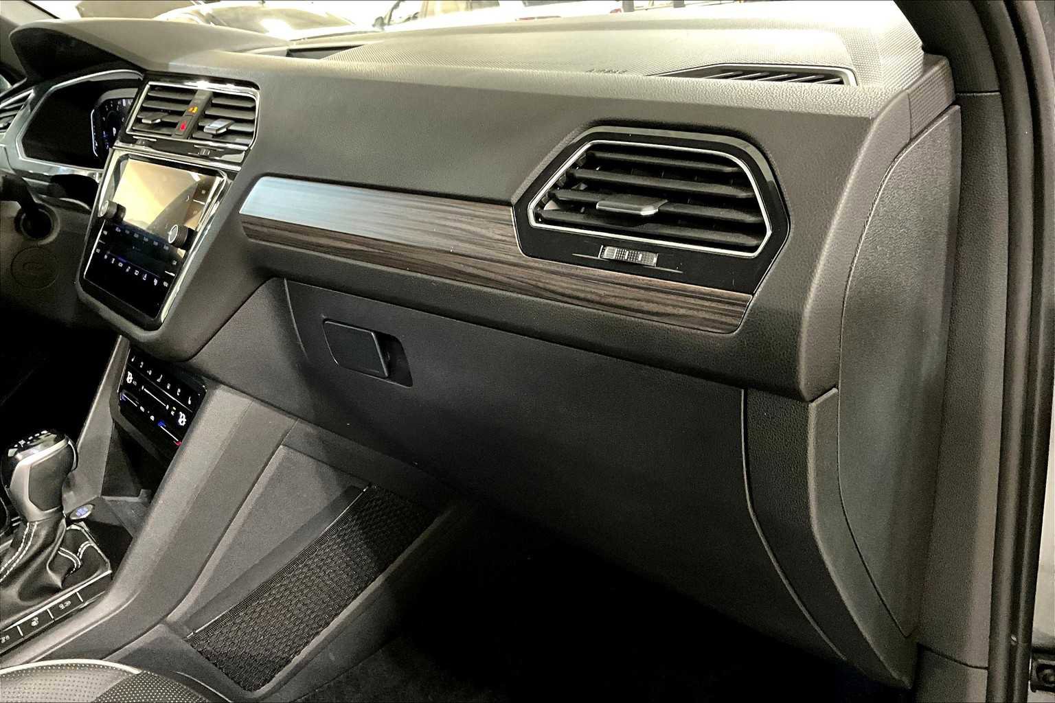 Used 2022 Volkswagen Tiguan SEL R-Line image 17