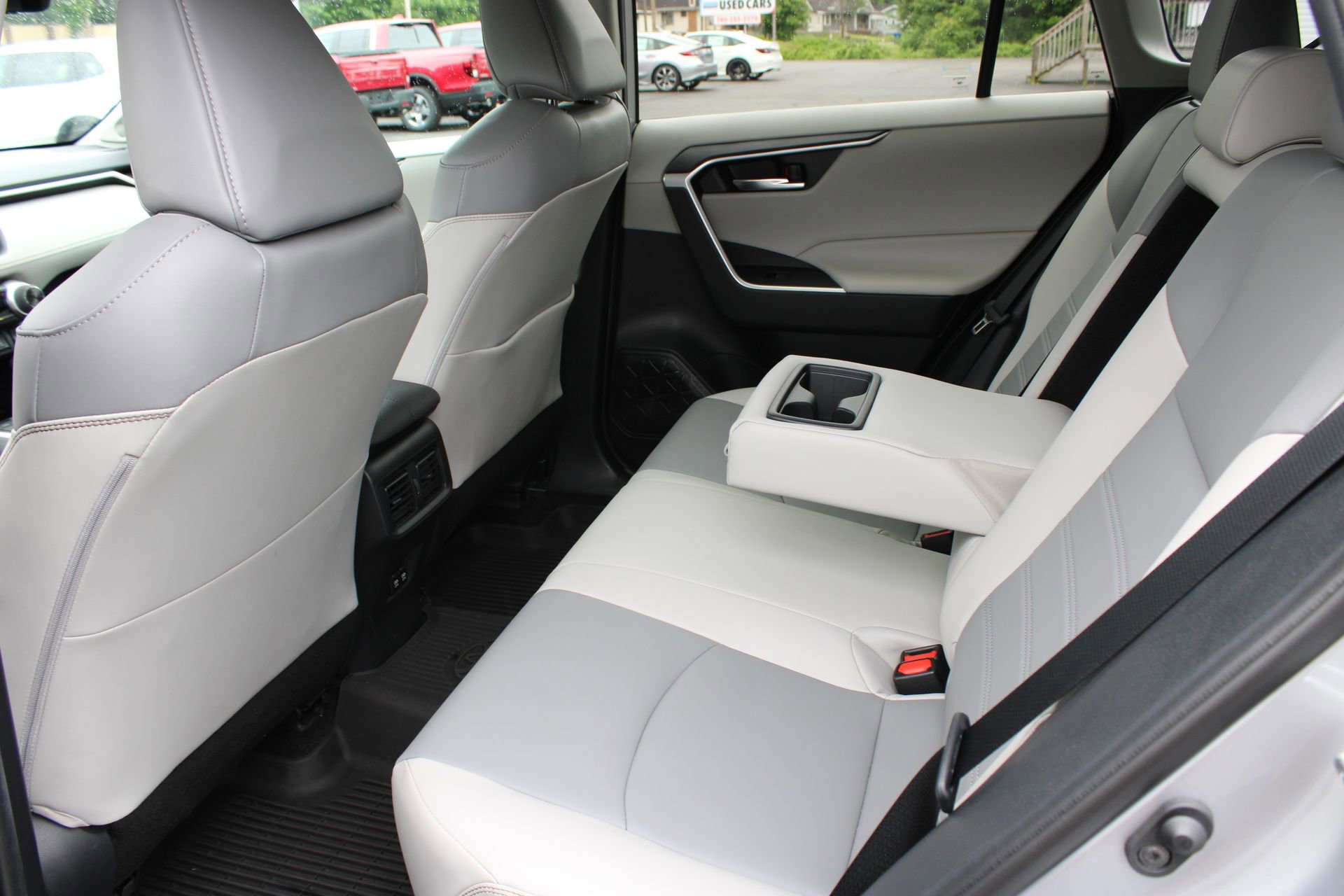 Used 2020 Toyota RAV4 XLE Premium AWD/4WD image 18