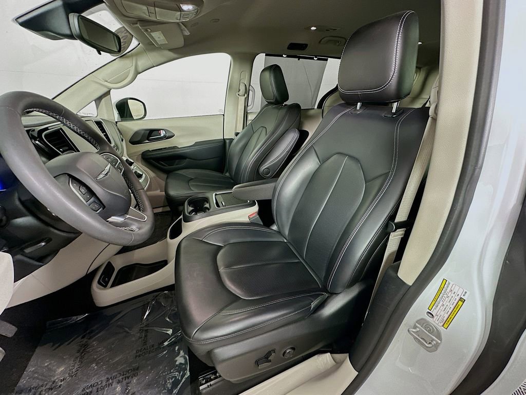 Used 2023 Chrysler Pacifica Touring-L image 31