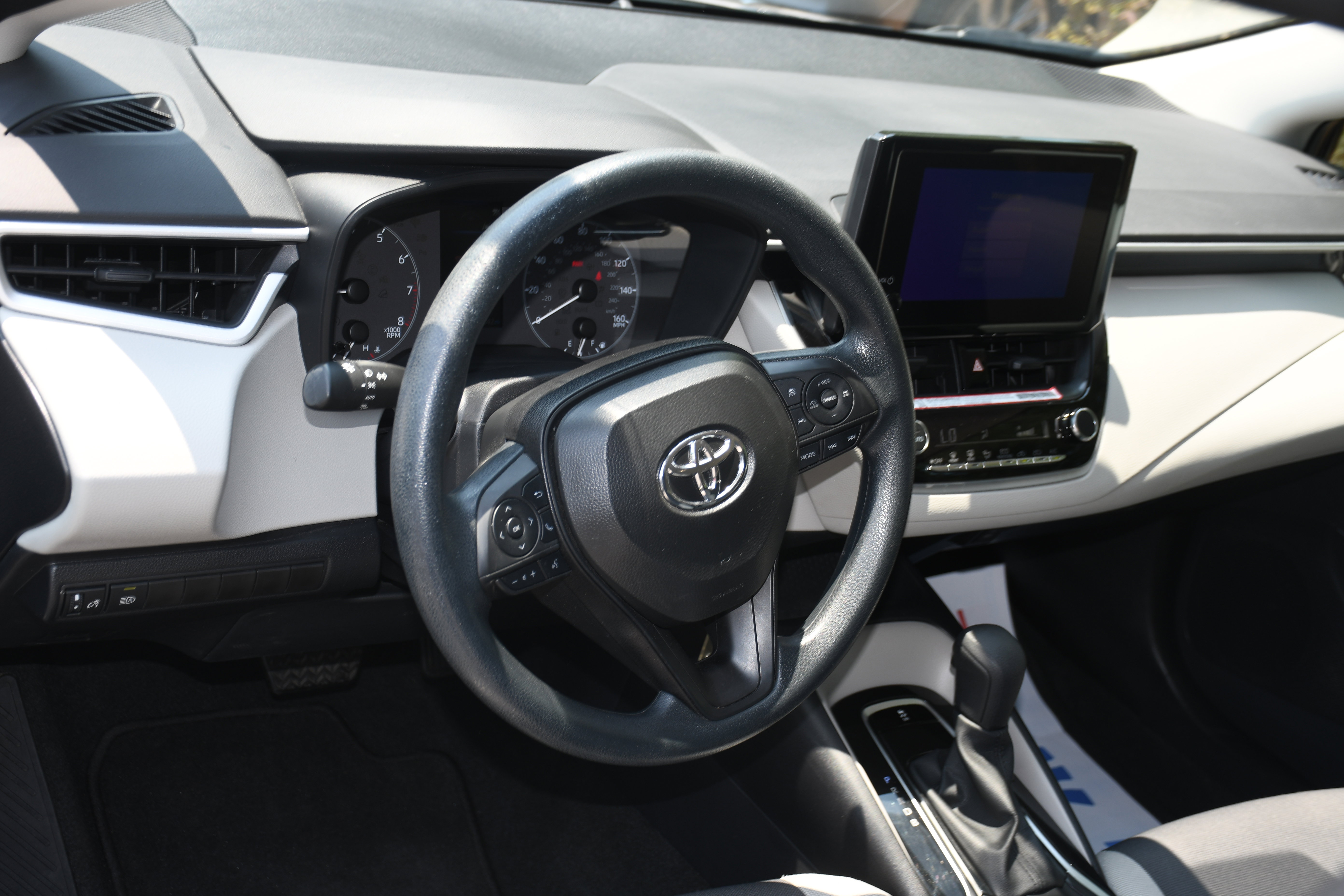 Used 2025 Toyota Corolla LE FWD image 8