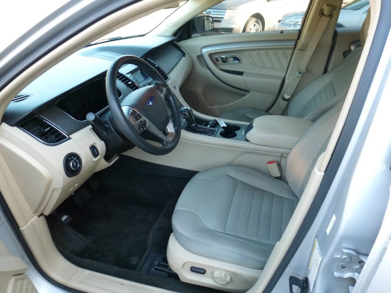Used 2015 Ford Taurus SE FWD image 9