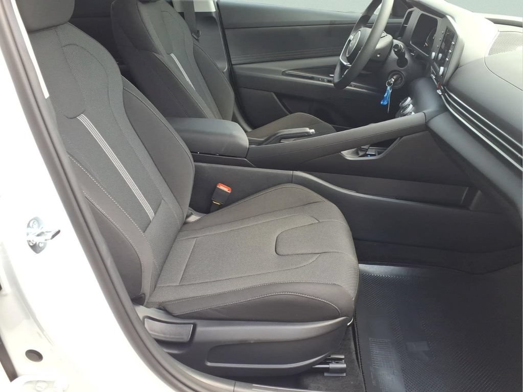 Used 2026 Hyundai Elantra SE FWD image 11