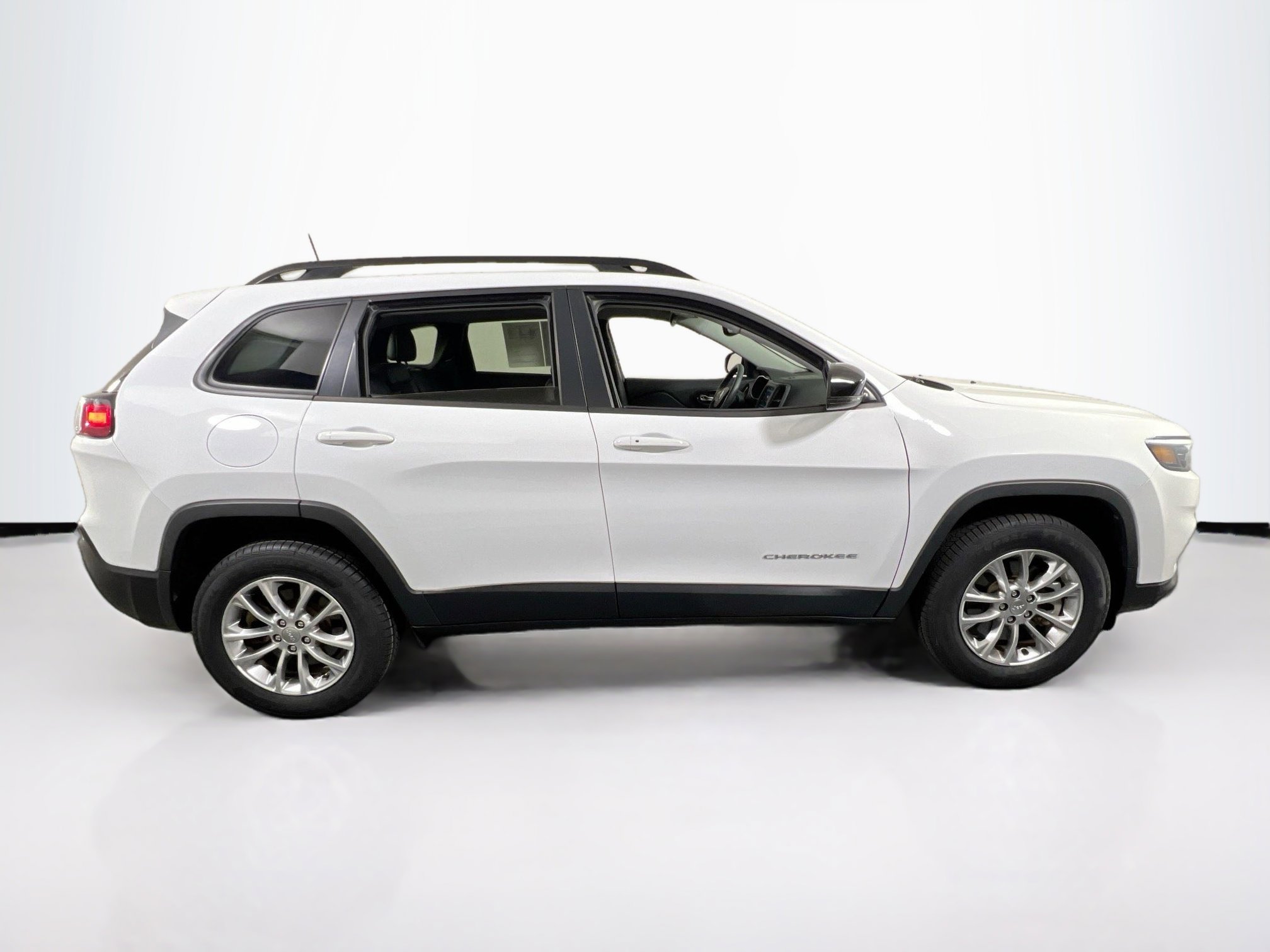 Used 2022 Jeep Cherokee Latitude Lux w/ Mopar Interior Package image 4