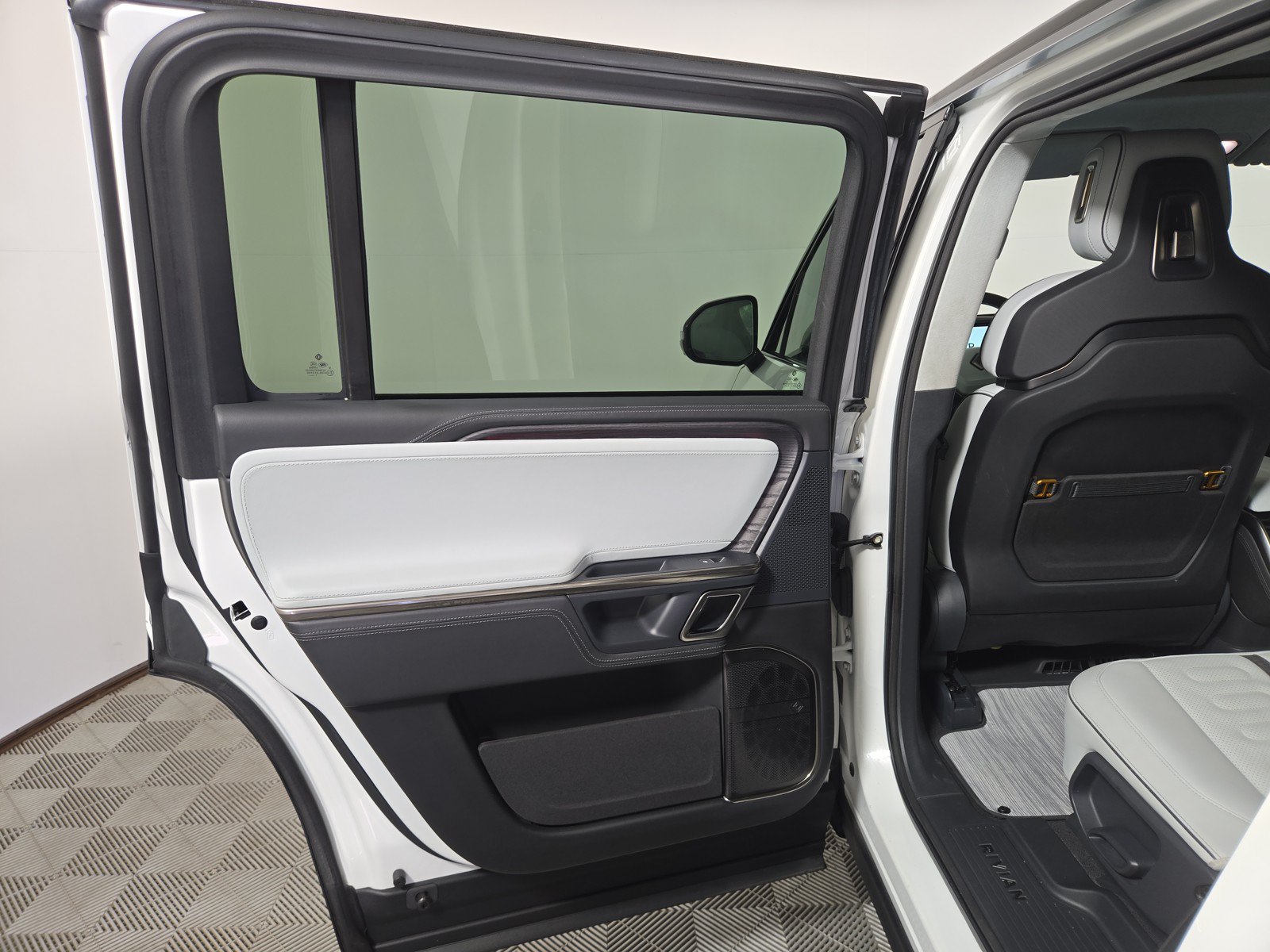 Used 2023 Rivian R1S Launch Edition AWD/4WD image 17