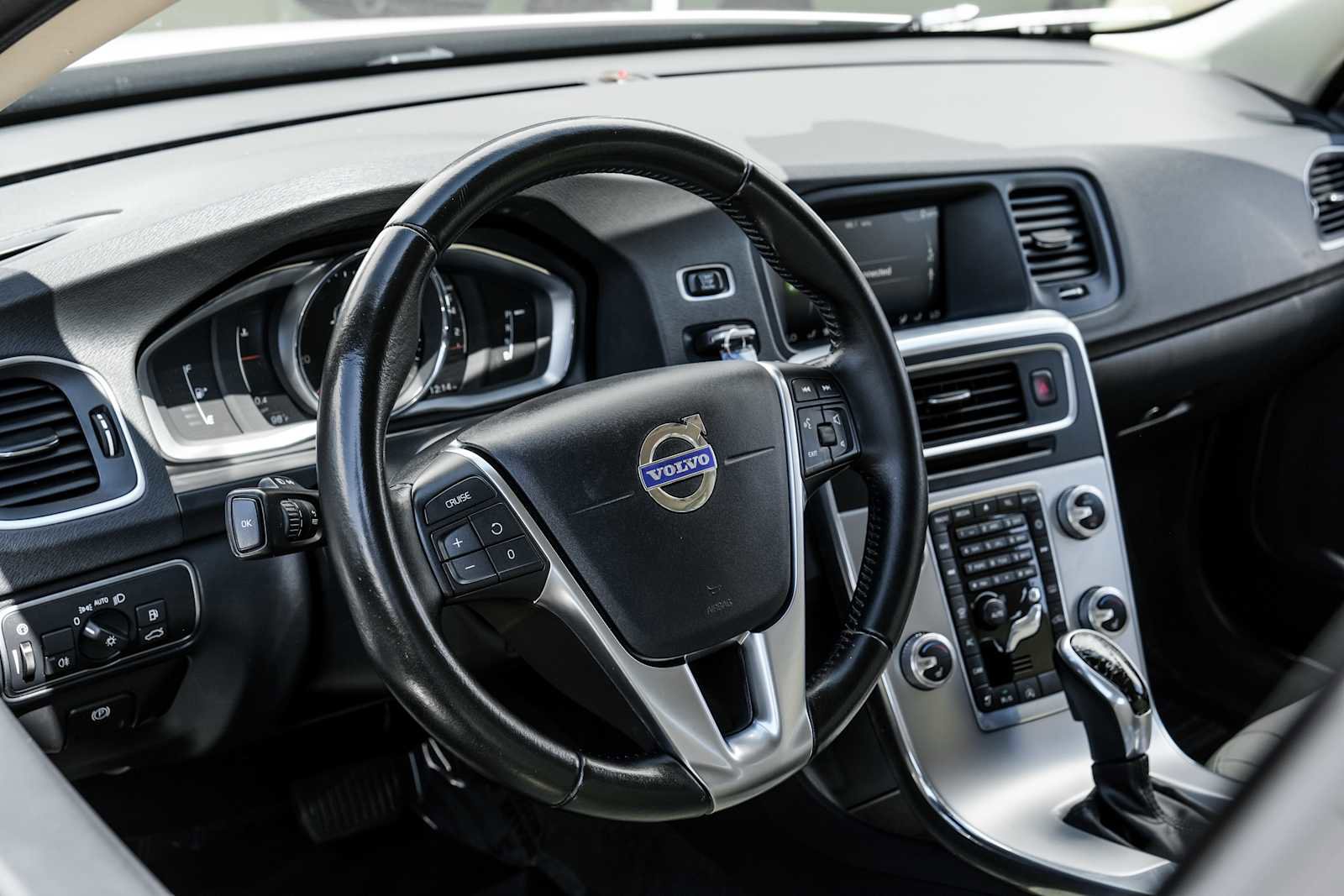 Used 2017 Volvo V60 T5 Premier w/ Convenience Package image 16