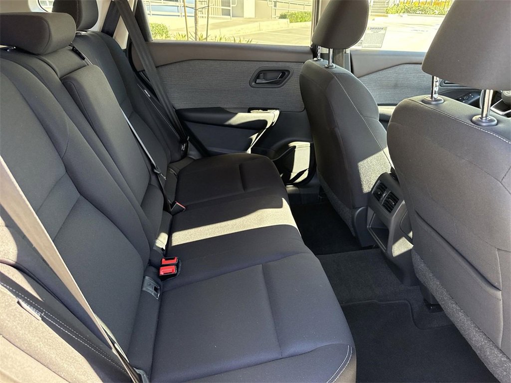 Used 2023 Nissan Rogue S image 29