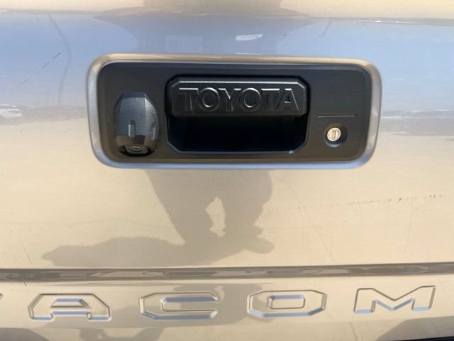 Used 2020 Toyota Tacoma TRD Off-Road AWD/4WD image 15
