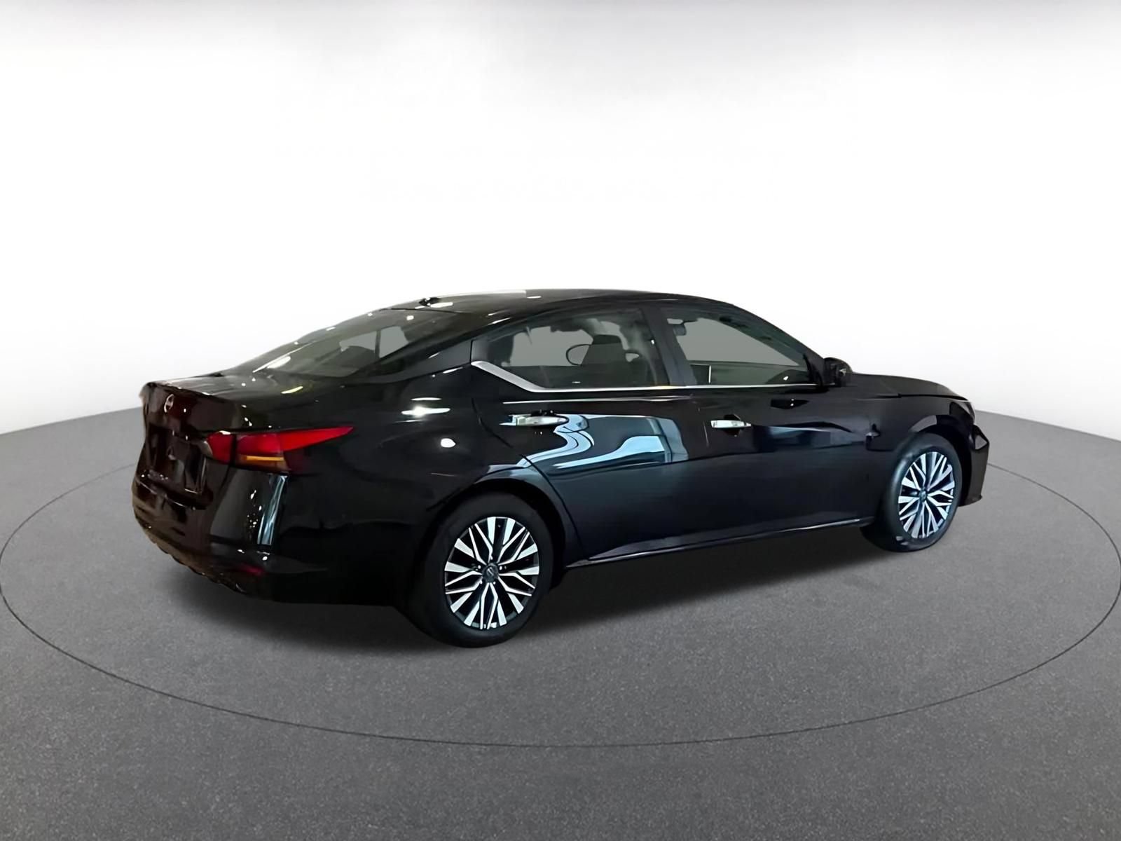 Used 2025 Nissan Altima 2.5 SV FWD image 9