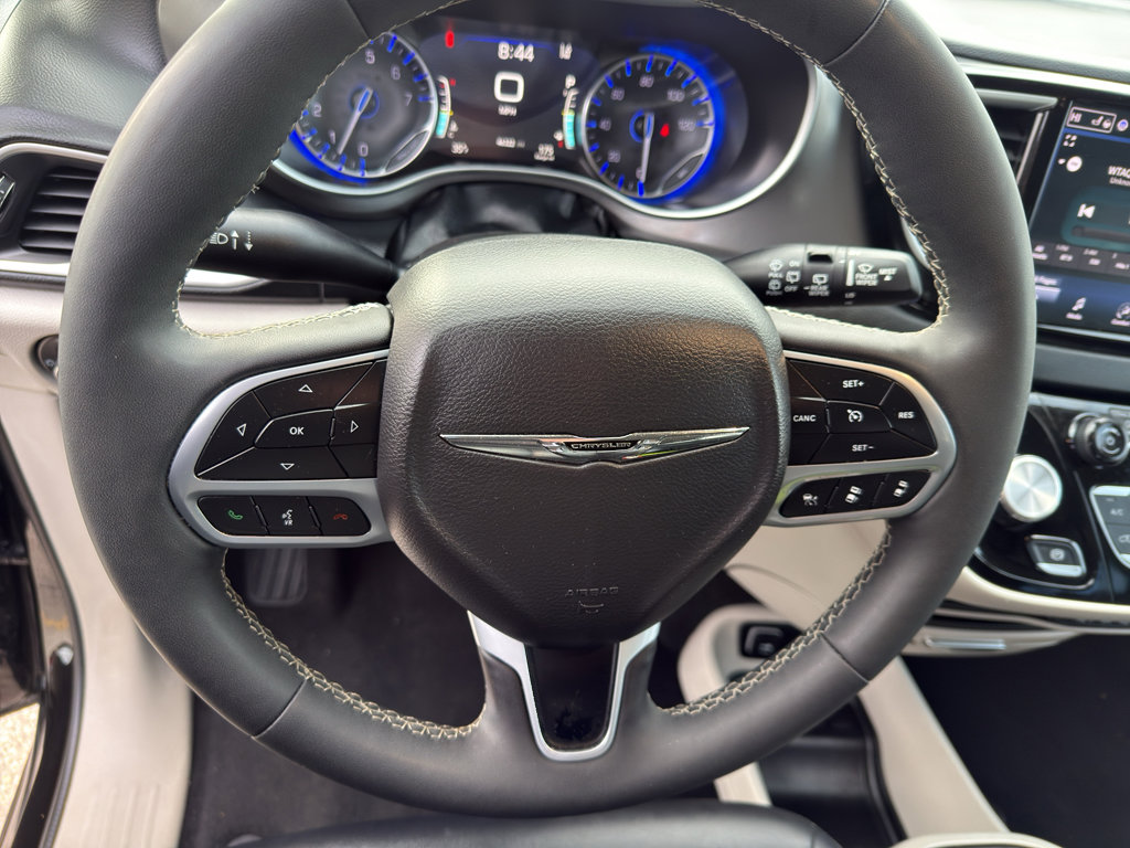 Used 2024 Chrysler Pacifica Touring-L image 15