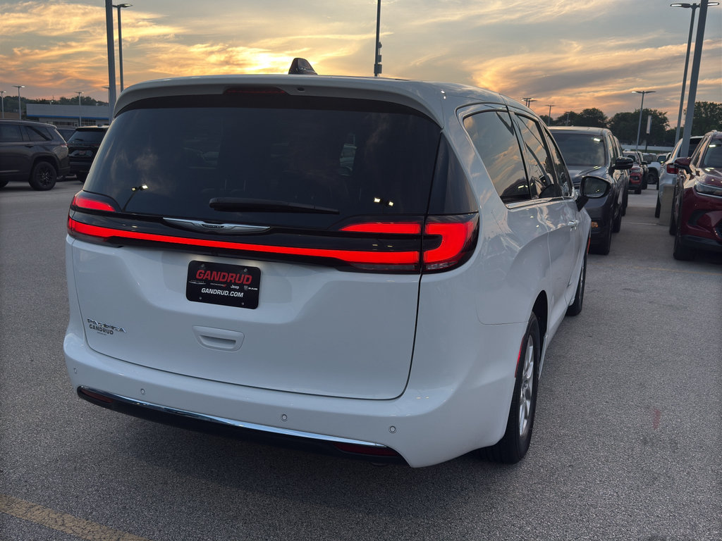 Used 2024 Chrysler Pacifica Touring-L FWD image 5
