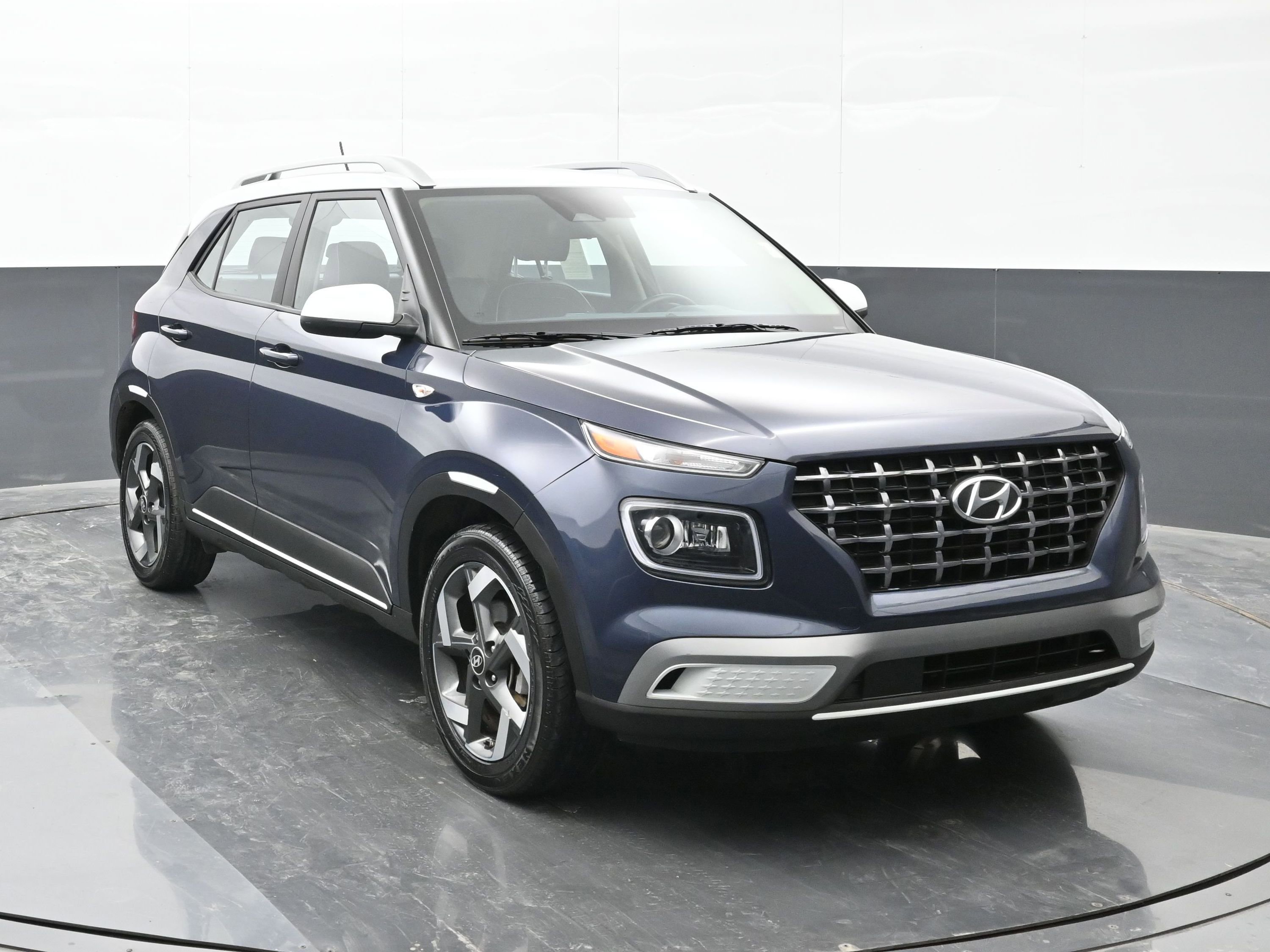 Used 2023 Hyundai Venue Limited w/ Cargo Package image 8