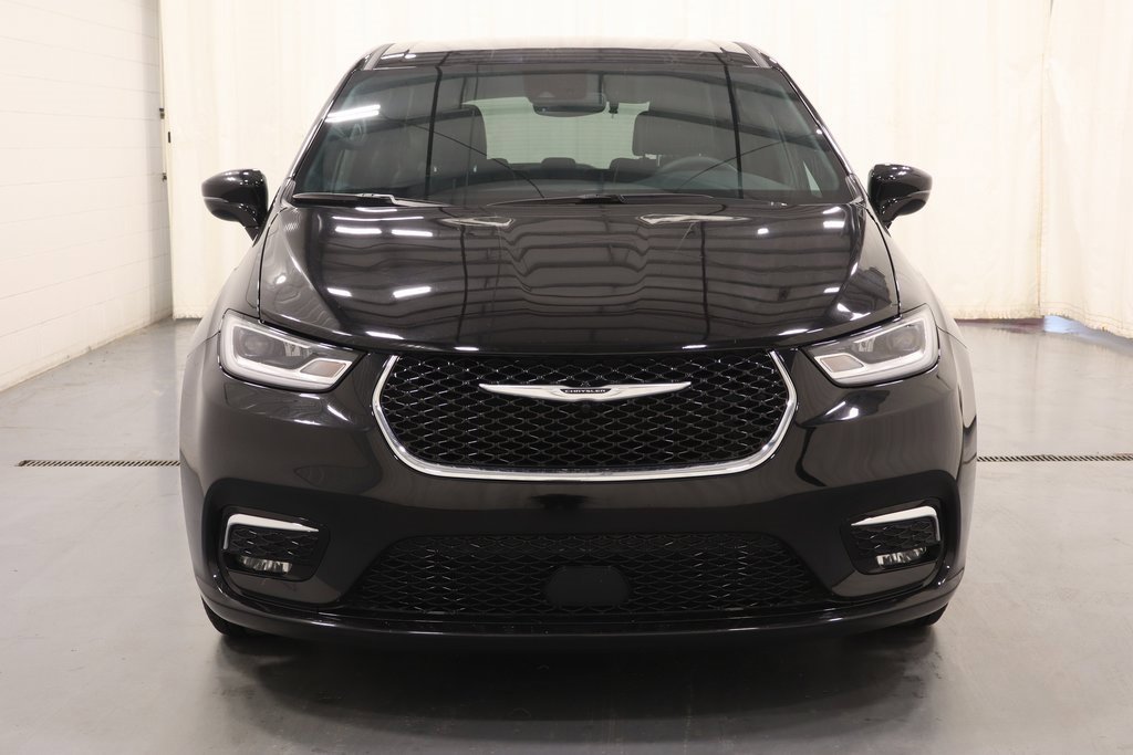 Used 2025 Chrysler Pacifica Select image 4