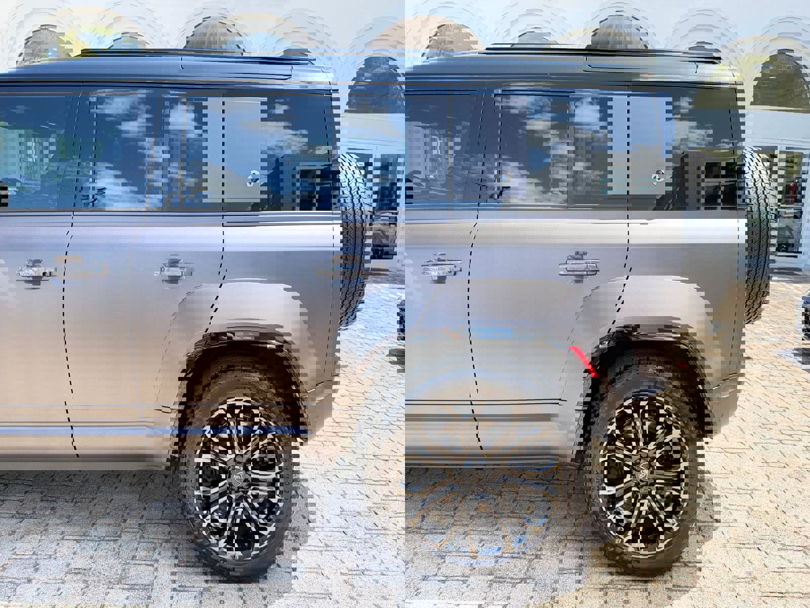 Used 2025 Land Rover Defender 110 AWD/4WD image 48