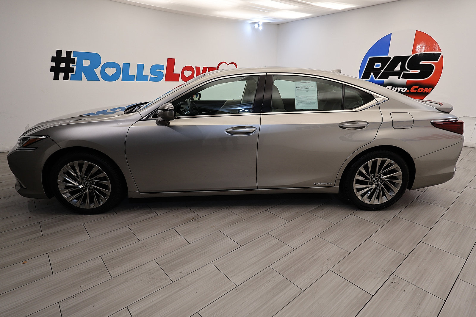 Used 2020 Lexus ES 300h w/ Accessory Package 2 FWD image 2