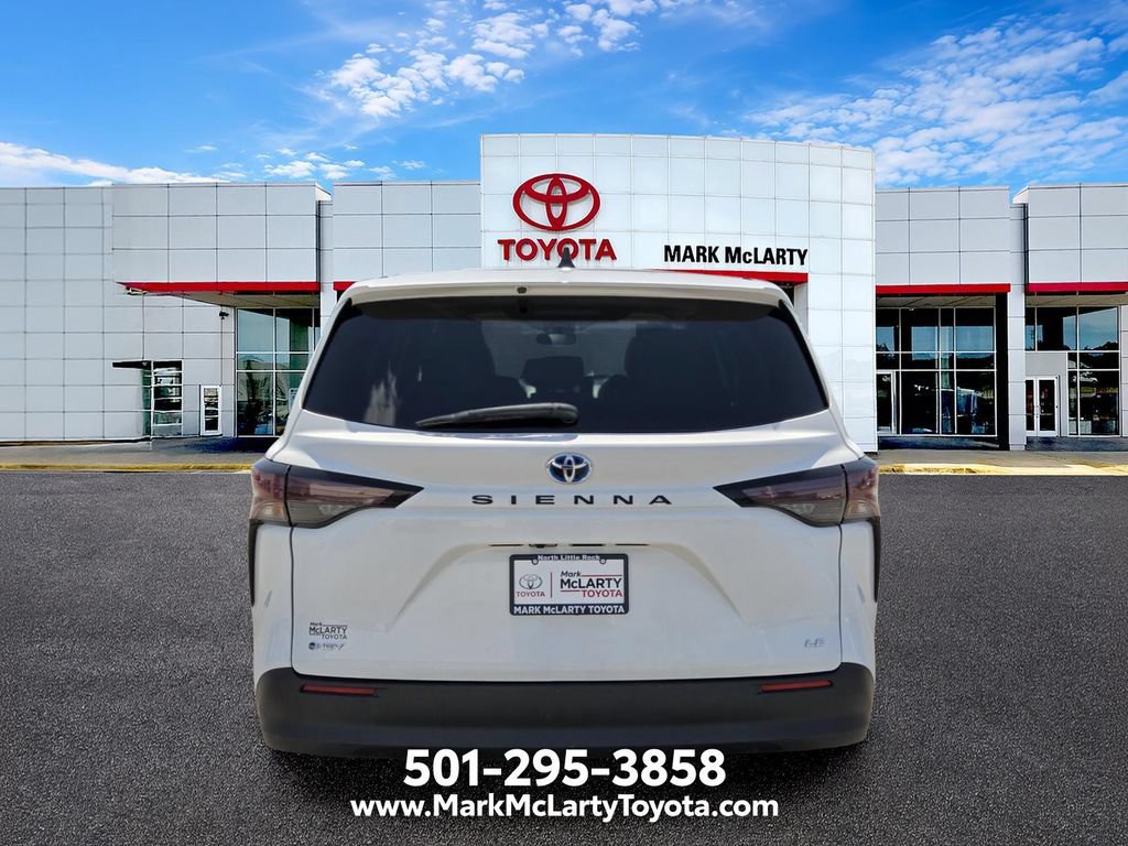 Used 2025 Toyota Sienna LE FWD image 4