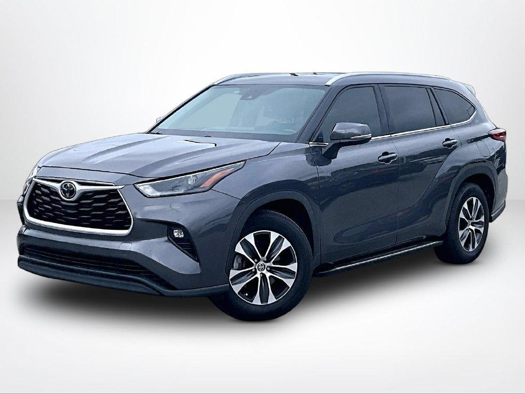 Used 2022 Toyota Highlander XLE FWD image 2