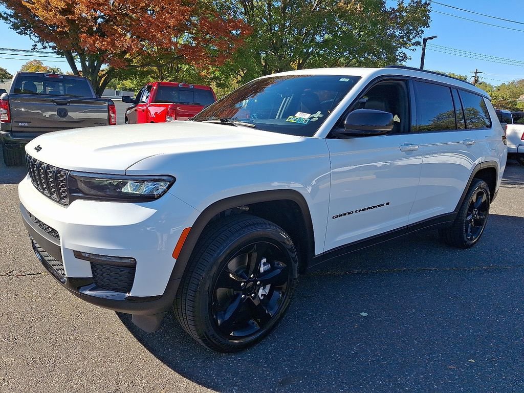 Used 2025 Jeep Grand Cherokee L Limited w/ Black Appearance Package image 4