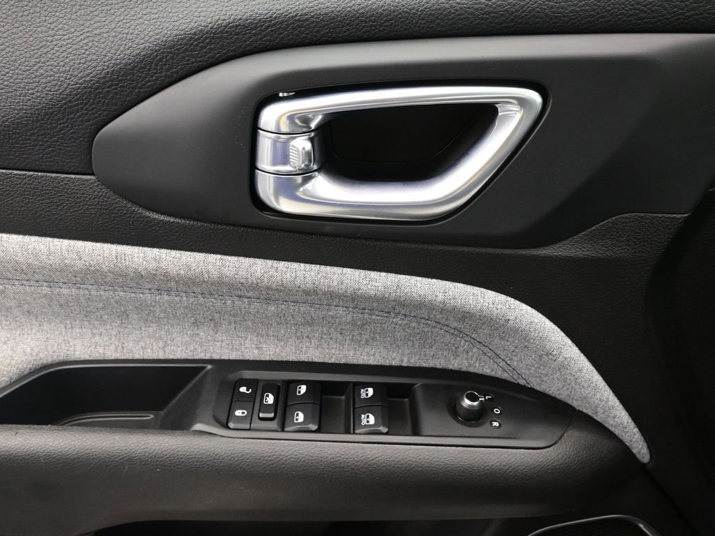 Used 2025 Jeep Compass Latitude image 17