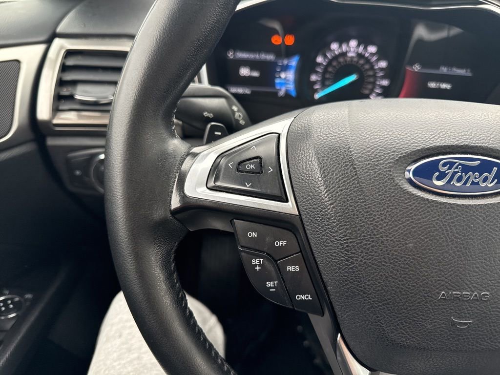 Used 2017 Ford Fusion SE w/ Fusion SE Technology Package FWD image 16