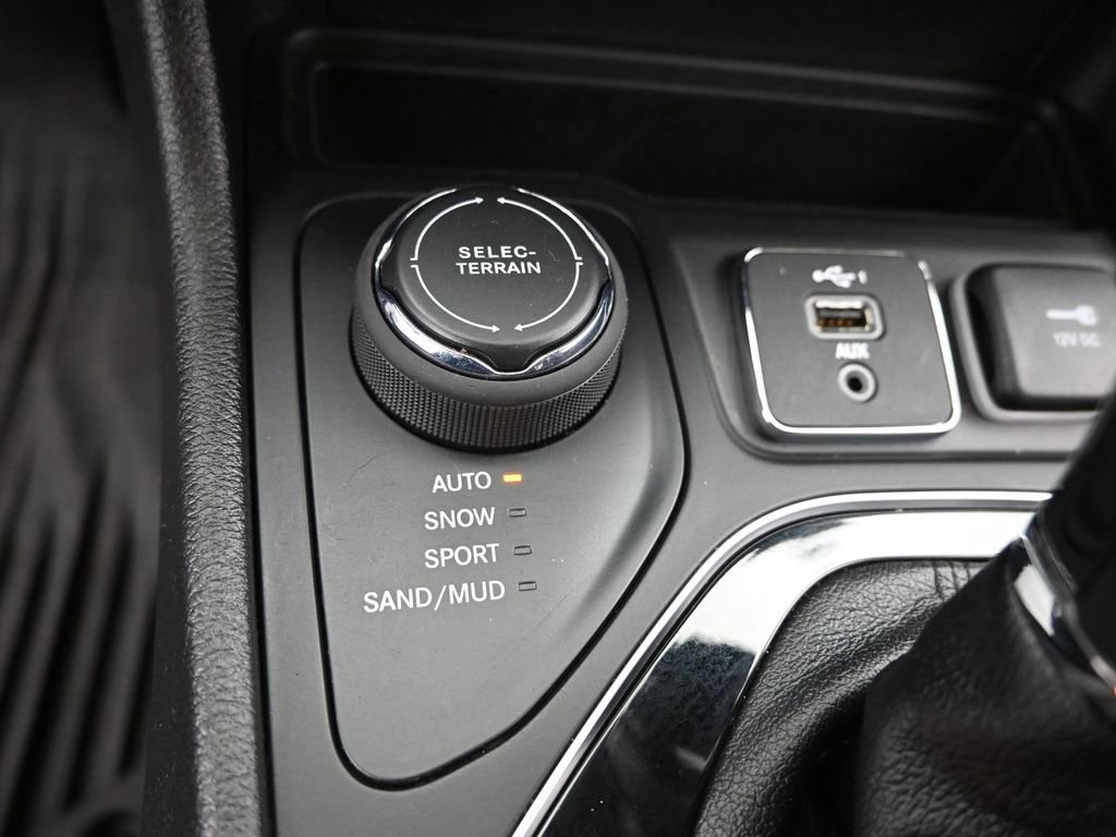 Used 2021 Jeep Cherokee Latitude Plus image 20